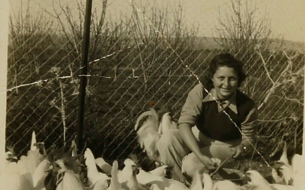 Hannah Senesh et ses poules au Moshav Nahalal, une photo de la collection Hannah Senesh qui appartient dorénavant à la Bibliothèque nationale d'Israël. (Autorisation : Bibliothèque nationale d'Israël)