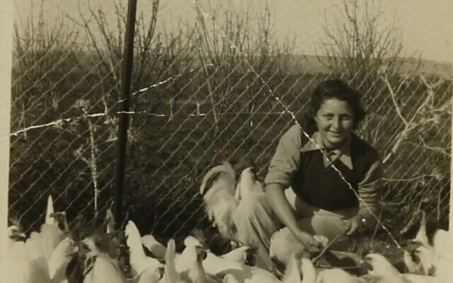 Hannah Senesh et ses poules au Moshav Nahalal, une photo de la collection Hannah Senesh qui appartient dorénavant à la Bibliothèque nationale d'Israël. (Autorisation : Bibliothèque nationale d'Israël)