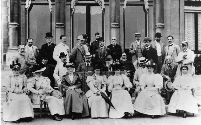 Des invités posent pour une photo lors d'une fête d'une semaine chez les Rothschild qui a été donnée cette fois pour le prince de Galles, au mois de juillet 1894. (Crédit : 'Acc. no. 1099.1995.9 / Waddesdon Image Library)