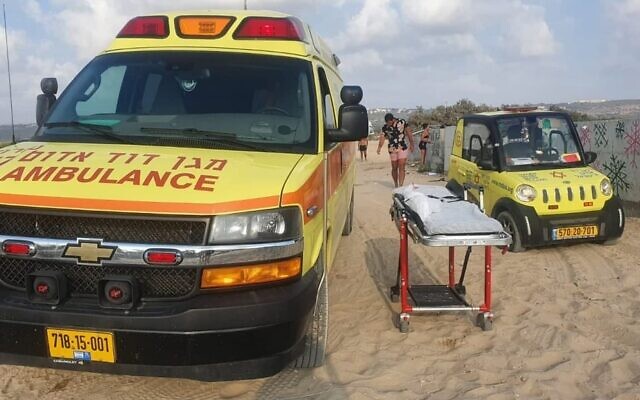 Illustration : Des ambulances sur une plage près de Zichron Yaakov. (Crédit : Magen David Adom)