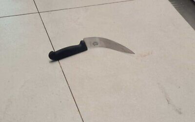 Un couteau utilisé lors d'une attaque à l'arme blanche à la gare centrale de bus à Jérusalem le 13 septembre 2021. (Crédit : Police israélienne)