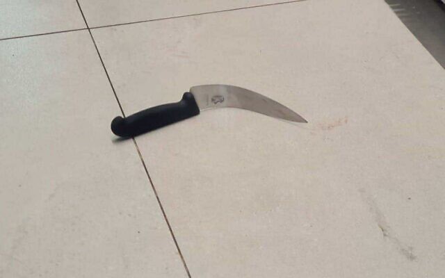 Un couteau utilisé lors d'une attaque à l'arme blanche à la gare centrale de bus à Jérusalem le 13 septembre 2021. (Crédit : Police israélienne) Un couteau utilisé lors d'une attaque à l'arme blanche à la gare centrale de bus à Jérusalem le 13 septembre 2021. (Crédit : Police israélienne)