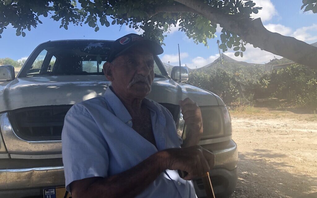 Amiram Moierman, 85 ans, cultivateur de fruits de toute une fois qui se bat contre la proposition du gouvernement sur les taxes douanières sur les importants, dans son verger du Moshav Karmei Yosef au mois de juin 2021. (Crédit : Jessica Steinberg/Times of Israel)