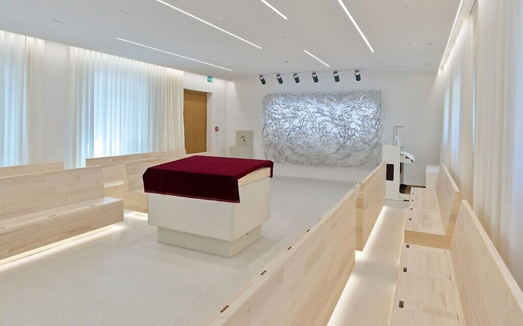 Une vue intérieure de la nouvelle synagogue de Potsdam, en Allemagne. (Crédit : Eric Tschernow/ via JTA)