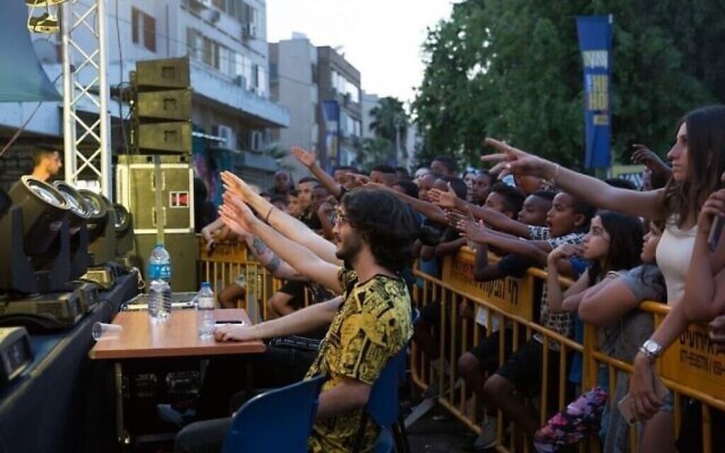 Des fans mettent leurs mains en l'air lors d'un concours de beatbox en Israël, sur cette photo non datée. (Crédit : autorisation Beatbox Israel)