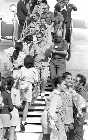 Des prisonniers israéliens débarquent en Israël après un échange de prisonniers de guerre suite à la guerre du Kippour, le 15 novembre 1973. (Crédit : Avi Simchon/Bamahane/Defense Archive)
