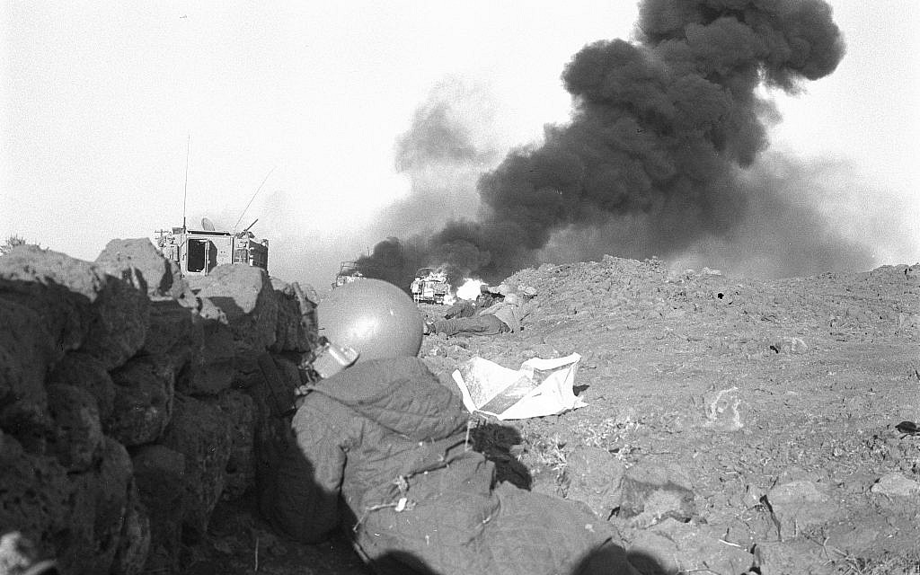 Un soldat israélien se met à l'abri dans la péninsule du Sinaï pendant la guerre du Kippour, le 6 octobre 1973. (Crédit : Uzi Keren/Archives du ministère de la Défense)