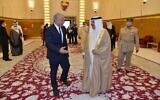 Le ministre des Affaires étrangères Yair Lapid rencontre le roi de Bahreïn Hamid bin Issa al Khalifa dans son palais de Manama, le 30 septembre 2021. (Crédit : Shlomi Amsallem/GPO)