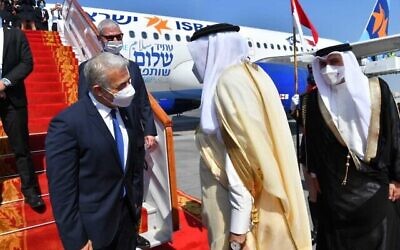 Le ministre des Affaires Etrangères Yair Lapid (à gauche) est reçu par son homologue bahreïni Abdullatif Al Zayani à l'aéroport de Manama, Bahreïn, le 30 septembre 2021. (Crédit : Shlomi Amsalem/GPO)
