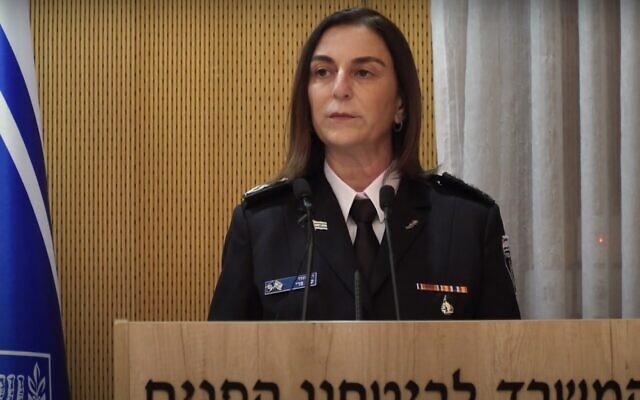 Katy Perry, commissaire de l'administration pénitentiaire israélienne (Crédit : capture d'écran/YouTube) Katy Perry, commissaire de l'administration pénitentiaire israélienne (Crédit : capture d'écran/YouTube)