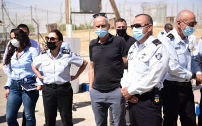 Le ministre de la Sécurité Publique Omer Barlev visite la prison de Ketziot dans le sud d'Israël, le 9 septembre 2021. (Crédit : Service pénitentiaire israélien)