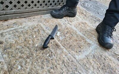 Un couteau utilisé lors d'une attaque présumée à l'arme blanche dans la vieille ville de Jérusalem, le 30 septembre 2021. (Crédit : Police israélienne)