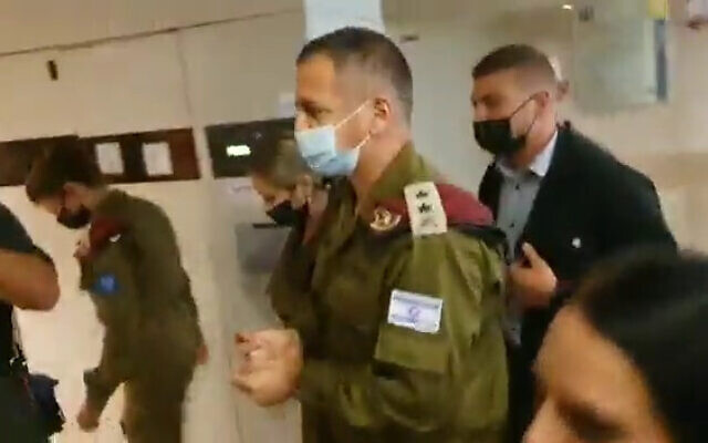 Le chef d'état-major de Tsahal, Aviv Kohavi, au Rambam Health Care Campus de Haïfa, le 27 septembre 2021. (Crédit : capture d'écran vidéo)