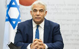 Le ministre des Affaires étrangères Yair Lapid dirige une réunion de la faction Yesh Atid à la Knesset à Jérusalem, le 2 août 2021. (Crédit : Yonatan Sindel/Flash90)