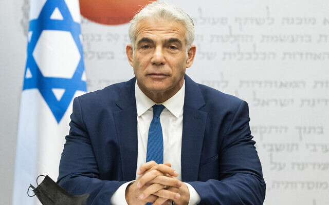 Le ministre des Affaires étrangères Yair Lapid dirige une réunion de la faction Yesh Atid à la Knesset à Jérusalem, le 2 août 2021. (Crédit : Yonatan Sindel/Flash90)