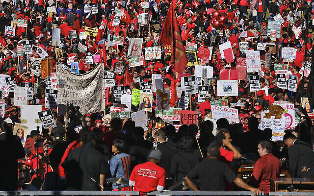 Des milliers d'enseignants en grève de Los Angeles Unified se rassemblent devant l'hôtel de ville de Los Angeles, le mardi 22 janvier 2019. (Crédit : AP/Richard Vogel) Des milliers d'enseignants en grève de Los Angeles Unified se rassemblent devant l'hôtel de ville de Los Angeles, le mardi 22 janvier 2019. (Crédit : AP/Richard Vogel)