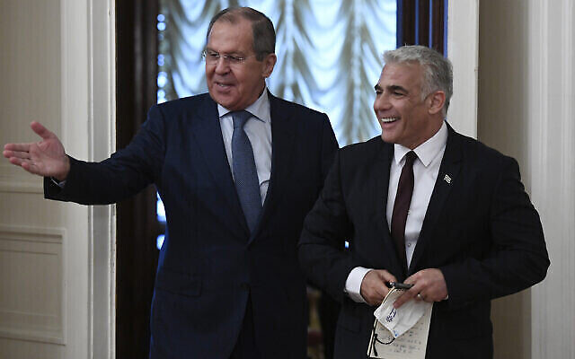 Le ministre russe des Affaires Etrangères Sergey Lavrov, à gauche, accueille le ministre des Affaires Etrangères Yair Lapid, avant leurs entretiens à Moscou, en Russie, le jeudi 9 septembre 2021. (Crédit : Alexander Nemenov/Pool Photo via AP)
