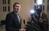 Sur cette photo d'archives du mardi 28 mai 2019, le représentant Thomas Massie, R-Ky, s'adresse aux journalistes au Capitole après avoir bloqué un vote par consentement unanime sur un projet de loi d'aide aux catastrophes de 19 milliards de dollars tant attendu dans la chambre. (Crédit : AP Photo/J. Scott Applewhite, File)