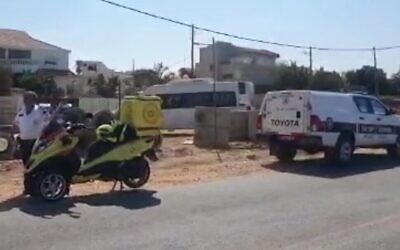 La scène à Nahariya où un véhicule a foncé dans un poste de contrôle de la police, le 21 septembre 2021 (Crédit : capture d'écran/Magen David Adom)