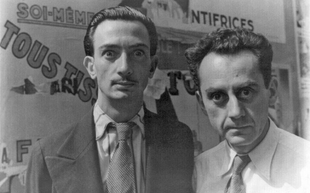 Salvador Dalí (à gauche) et Man Ray à Paris, le 16 juin 1934, faisant des yeux fous au photographe Carl Van Vechten. (Domaine public) Salvador Dalí (à gauche) et Man Ray à Paris, le 16 juin 1934, faisant des yeux fous au photographe Carl Van Vechten. (Domaine public)