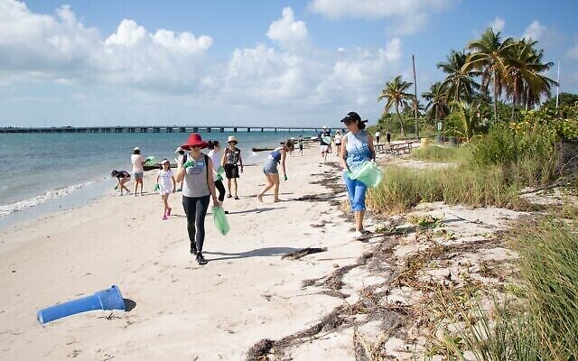 Des volontaires à Miami, en Floride, participent à un Tashlich inversé sur cette photo non datée. (Autorisation)