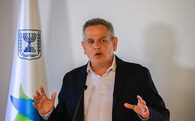 Le ministre de la Santé Nitzan Horowitz s'exprime lors d'une conférence de presse, à Jérusalem, le 29 août 2021. (Crédit : Olivier Fitoussi/Flash90)