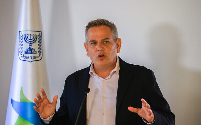 Le ministre de la Santé Nitzan Horowitz s'exprime lors d'une conférence de presse, à Jérusalem, le 29 août 2021. (Crédit : Olivier Fitoussi/Flash90)