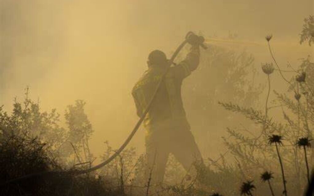 Des pompiers tentent d'éteindre un incendie près de Givat Yearim, près de Jérusalem, le 16 août 2021. (Crédit : Olivier Fitoussi/Flash 90)