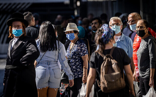 Des Israéliens, dont certains portent des masques, marchent dans le centre-ville de Jérusalem, le 26 septembre 2021. (Crédit : Yonatan Sindel/Flash90)