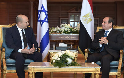 Le Premier ministre Naftali Bennett (g) et le président Abdel Fattah al Sissi (Crédit : Koby Gideon/GPO)