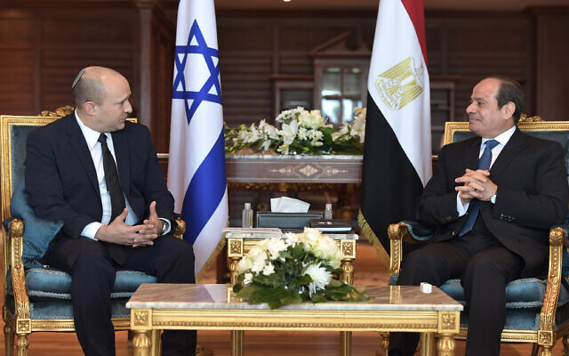 Le Premier ministre Naftali Bennett (g) et le président Abdel Fattah al Sissi (Crédit : Koby Gideon/GPO)