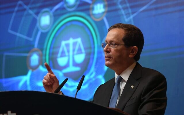 Le président Isaac Herzog lors de l'ouverture de la dixième conférence annuelle de l'Association du barreau israélien à Tel Aviv, le 2 septembre 2021. (Crédit : Amos Ben Gershom/GPO.) Le président Isaac Herzog lors de l'ouverture de la dixième conférence annuelle de l'Association du barreau israélien à Tel Aviv, le 2 septembre 2021. (Crédit : Amos Ben Gershom/GPO.)