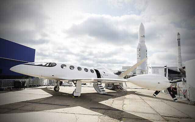 L'avion 100% électrique Alice, fabriqué par Eviation, au salon de l'aviation de Paris en 2019. (Crédit : Eviation Aircraft)