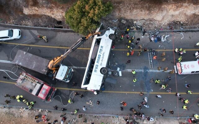 Le lieu d'un accident mortel entre un bus et deux véhicules sur la route 89 dans le nord de la Galilée, le 29 septembre 2021. (Crédit : Eyal Merom / Ichud Hazala) Le lieu d'un accident mortel entre un bus et deux véhicules sur la route 89 dans le nord de la Galilée, le 29 septembre 2021. (Crédit : Eyal Merom / Ichud Hazala)