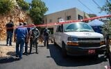 La police sur les lieux du meurtre de Sahar Ismail, l'assistante du ministre de l'éducation pour la société arabe, dans la ville de Rameh, au nord d'Israël, le 15 août 2021. (Crédit : FLASH90)