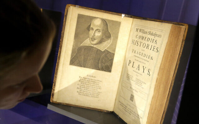 Une caisse contenant des éditions du 17e siècle de pièces de théâtre attribuées à William Shakespeare à la Boston Public Library, à Boston, Massachusetts, le 11 octobre 2016. (Crédit : Steven Senne/AP) Une caisse contenant des éditions du 17e siècle de pièces de théâtre attribuées à William Shakespeare à la Boston Public Library, à Boston, Massachusetts, le 11 octobre 2016. (Crédit : Steven Senne/AP)