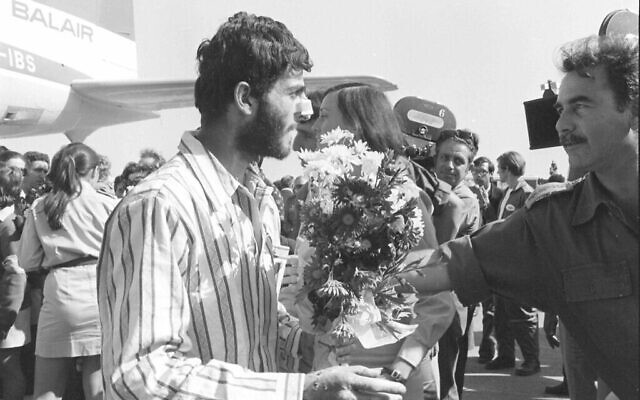 Des prisonniers Israéliens atterrissent en Israel après un échange de prisonniers de guerre des suites de la guerre du Kippur  le 15 novembre  1973. (Crédit : Avi Simchon/Bamahane/Defense Archive)
