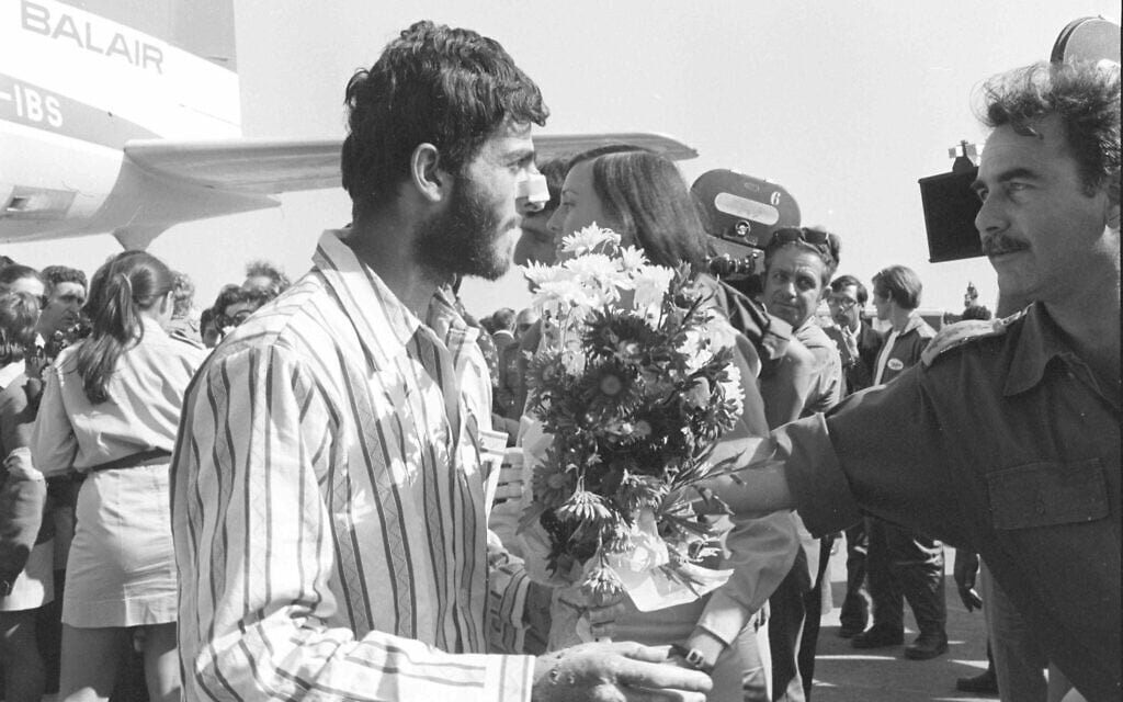 Des prisonniers Israéliens atterrissent en Israel après un échange de prisonniers de guerre des suites de la guerre du Kippur  le 15 novembre  1973. (Crédit : Avi Simchon/Bamahane/Defense Archive)
