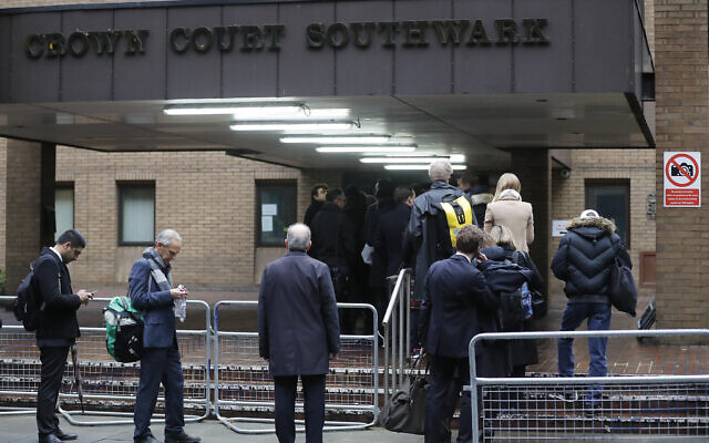 Illustration : Des personnes font la queue pour entrer dans la Southwark Crown Court à Londres, le 9 janvier 2017. (Crédit : AP Photo/Frank Augstein)