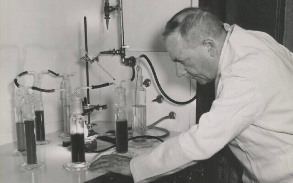 Otto Warburg au travail. (Crédit : Archive de Frederic Burk)