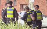 La police australienne devant une synagogue de Melbourne où des fidèles organiseraient un office de Rosh HaShana en violation des directives locales contre la pandémie, le 7 septembre 2021. (Capture d'écran : Twitter)