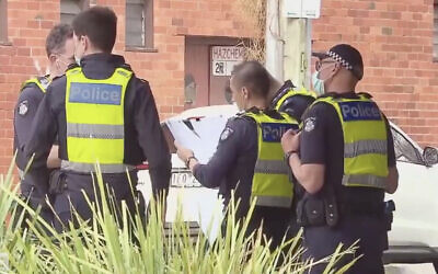 La police australienne devant une synagogue de Melbourne où des fidèles organiseraient un office de Rosh HaShana en violation des directives locales contre la pandémie, le 7 septembre 2021. (Capture d'écran : Twitter)