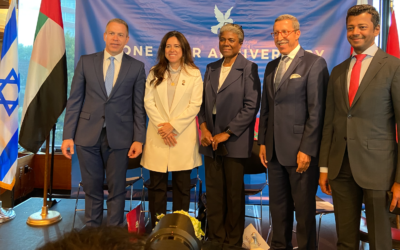 Les ambassadeurs  Gilad Erdan (Israël), Lana Nusseibah (EAU), Linda Thomas-Greenfield (États-Unis) , Omar Hilale (Maroc)  et Jamal Al Rowaiei (Bahreïn) lors d'une cérémonie organisée pour le premier anniversaire des accords d'Abraham, à New York, le 13 septembre 2021. (Crédit : Jacob Magid/ Times of Israel)