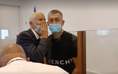 Michael Transky, à droite, à la Cour des magistrats d'Ashkelon, le 20 septembre 2021. (Capture d'écran :/YouTube)