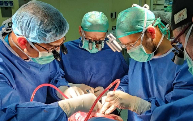 Une partie de l'équipe médicale qui a séparé des siamois à l'hôpital Soroka de Beer Sheva. (Autorisation : Hôpital Soroka)