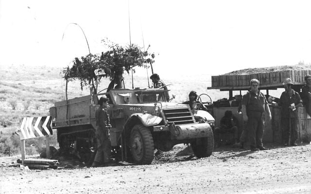 Une souccah perchée sur un véhicule militaire pendant la guerre de Yom Kippour. (Autorisation : Nathan Fendrich/Pritzer Family National Photography Collection at the National Library of Israel)