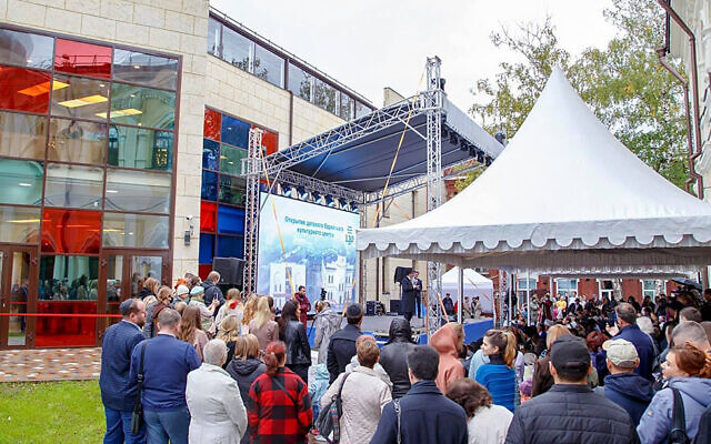 Des Juifs sibériens célèbrent l'ouverture d'un nouveau centre d'éducation juive à Tomsk, en Russie, le 12 septembre 2021. (Crédit : Levy Kaminetzky via JTA) Des Juifs sibériens célèbrent l'ouverture d'un nouveau centre d'éducation juive à Tomsk, en Russie, le 12 septembre 2021. (Crédit : Levy Kaminetzky via JTA)