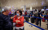 Des voyageurs à l'aéroport international Ben Gurion le 13 septembre 2021. (Crédit : Nati Shohat/FLASH90)