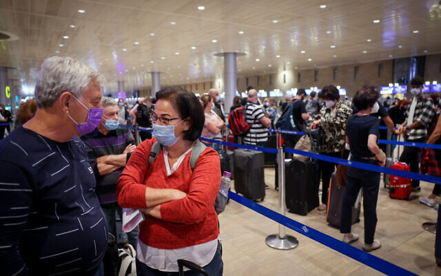 Des voyageurs à l'aéroport international Ben Gurion le 13 septembre 2021. (Crédit : Nati Shohat/FLASH90)