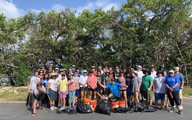 Des volontaires à Tampa, en Floride, participent à un Tashlich inversé sur cette photo non datée.  (Autorisation)